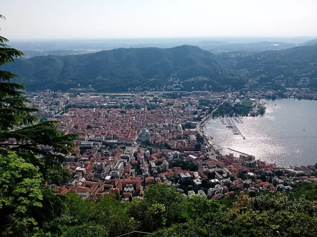 Trekking sul Lago di Como: veduta della città di Como salendo verso Brunate